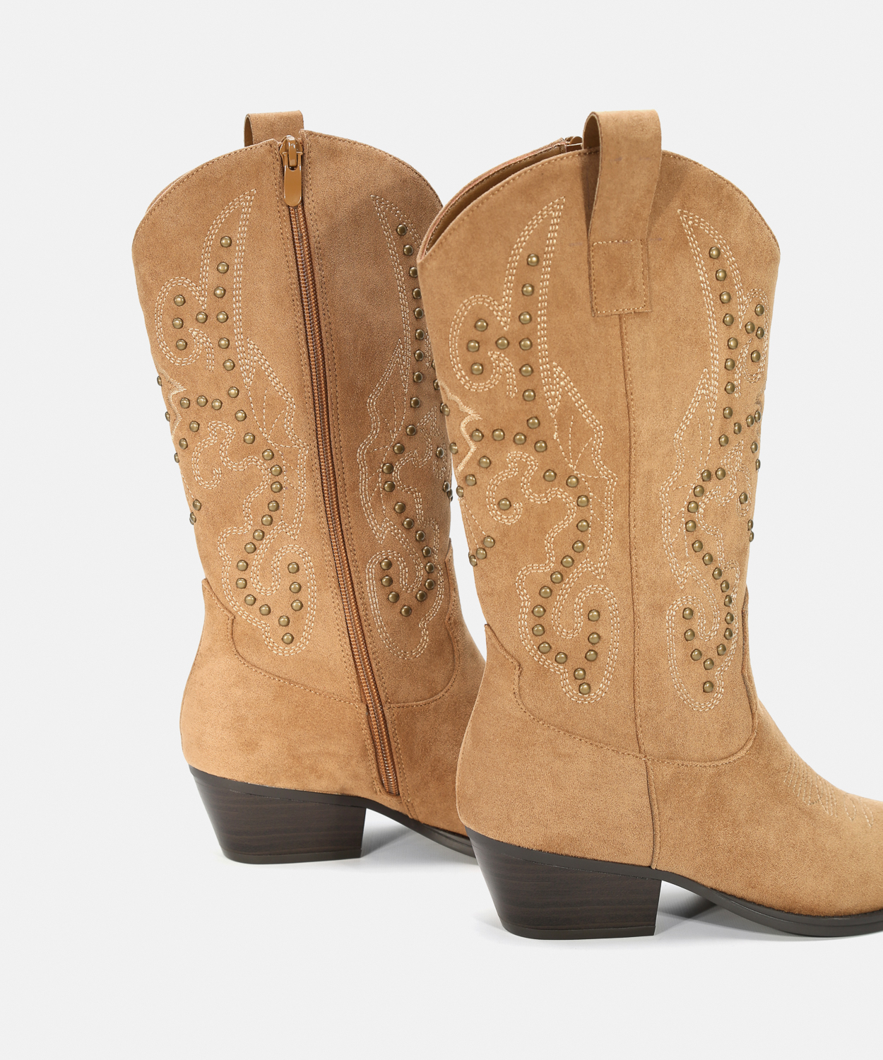 Botas cowboy tac&oacute;n media ca&ntilde;a tachas  image number null